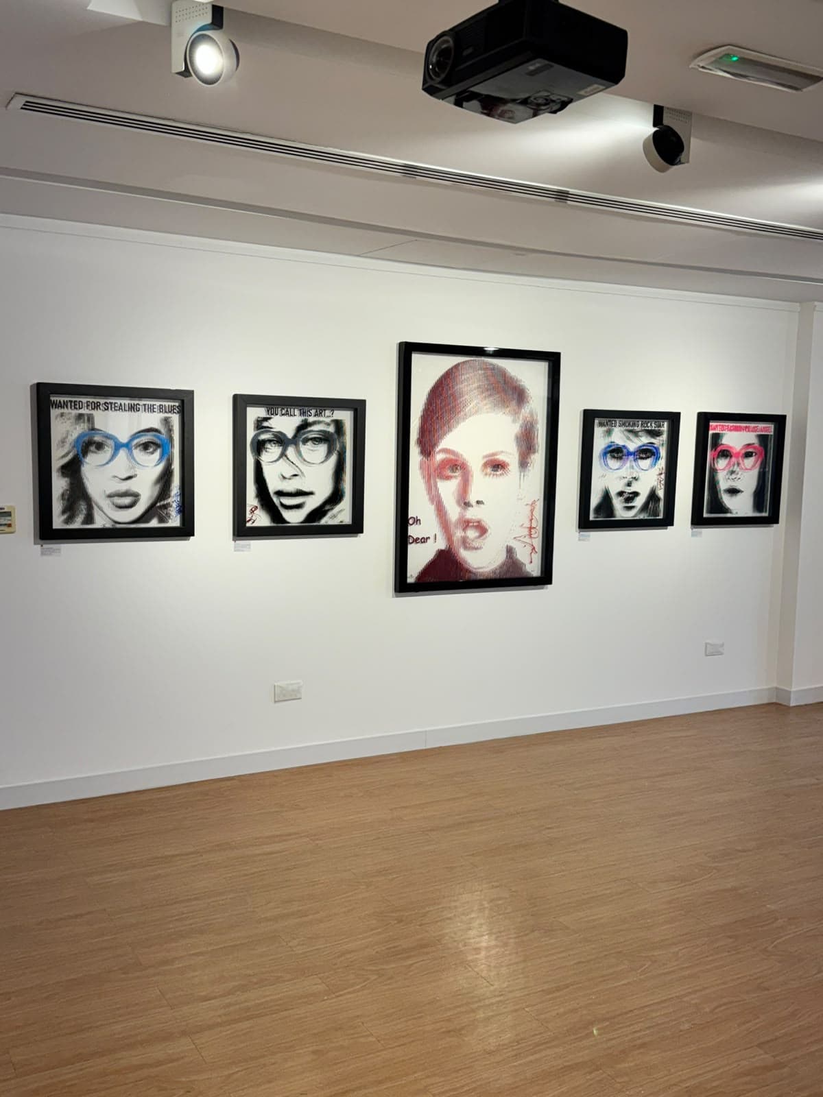 Mur de portraits Pop Glasses de Fabian PhiL autour d’Oh Dear! dans Beyond the Gaze