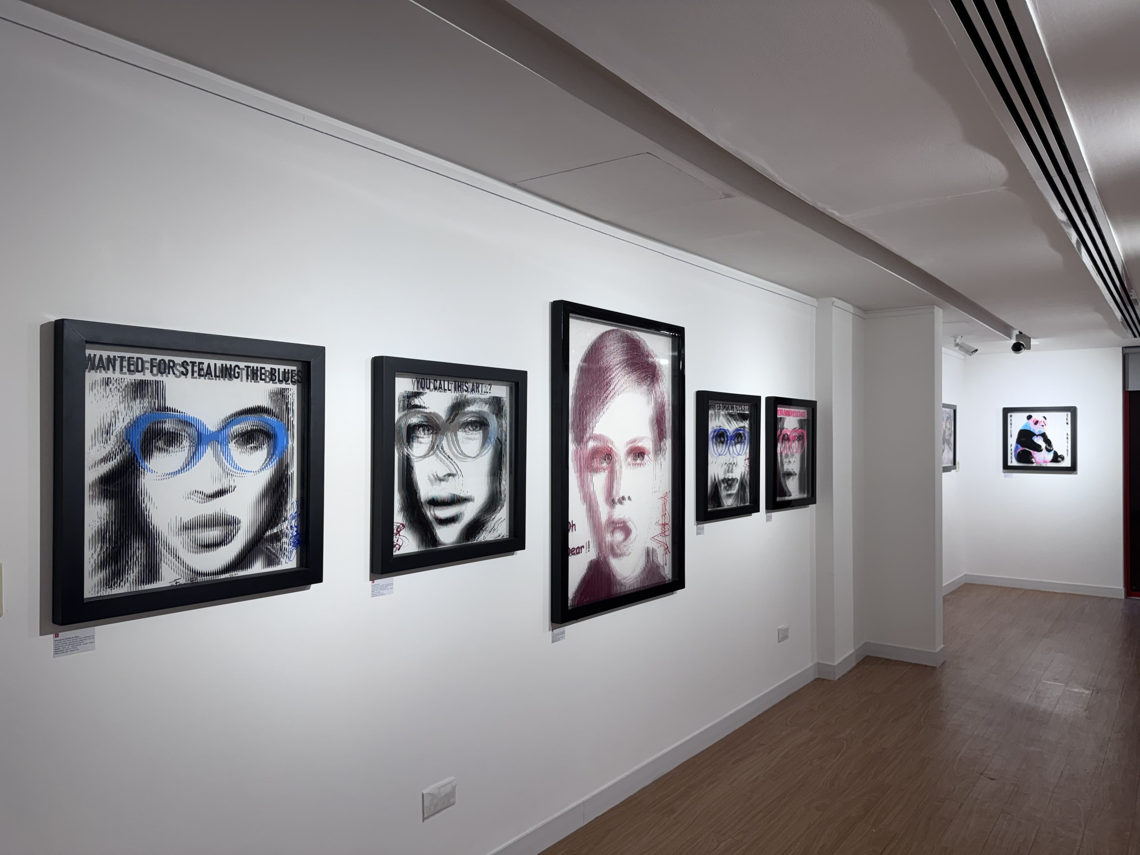Vue de l’accrochage des portraits de Fabian PhiL dans Beyond the Gaze