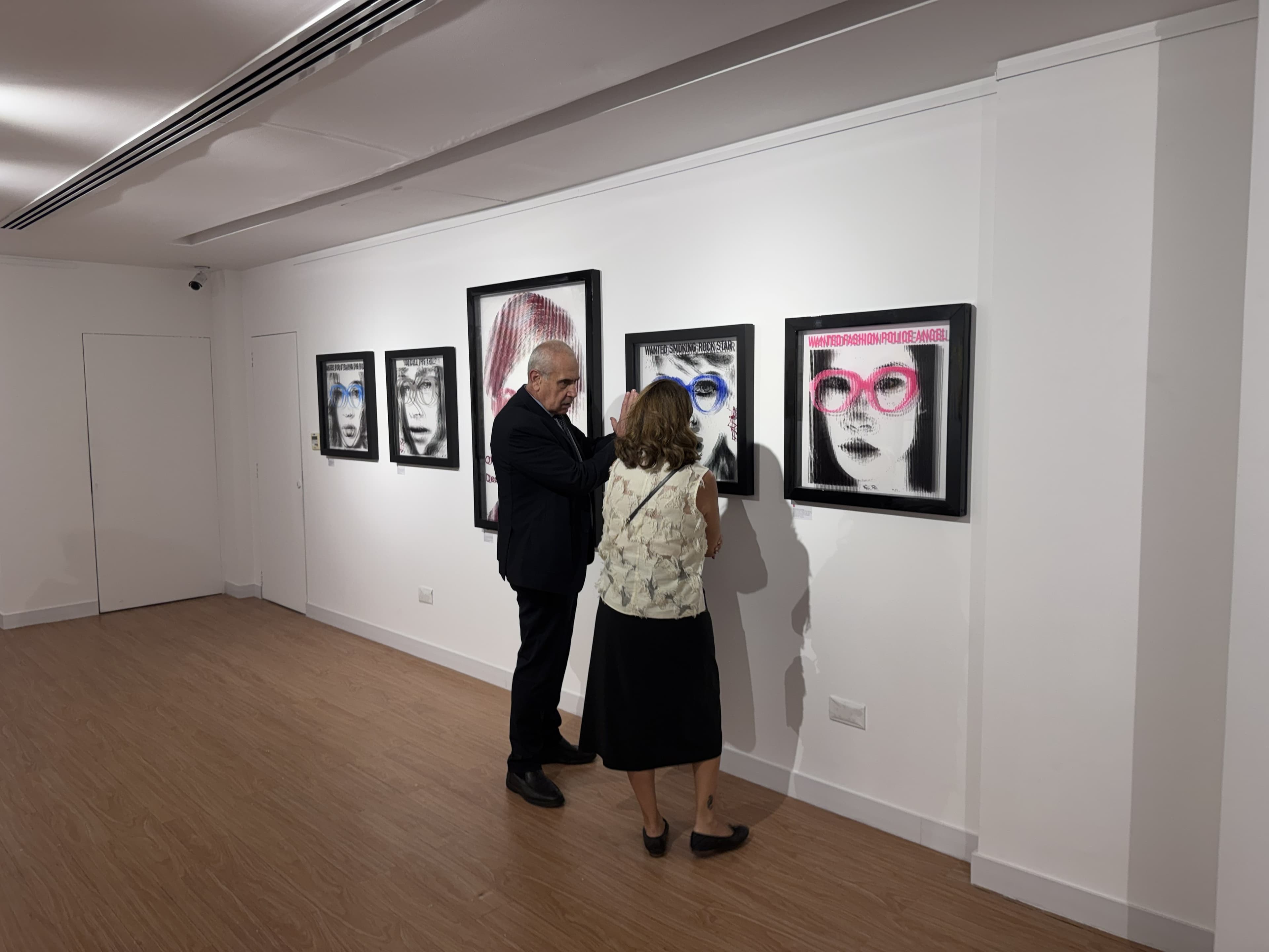 Visiteurs observant de près une œuvre de Fabian PhiL dans Beyond the Gaze