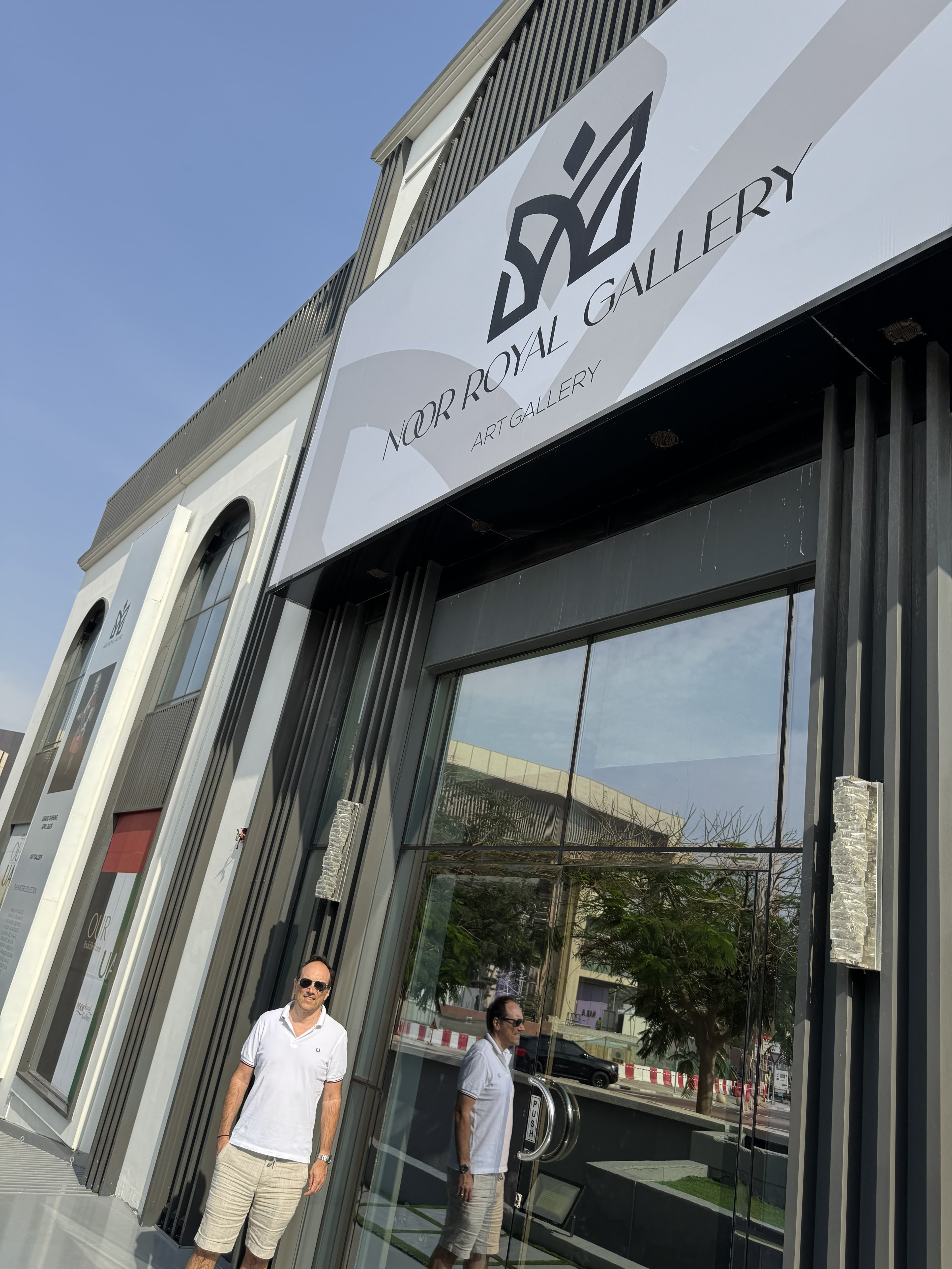 Fabian PhiL devant l’entrée de la Noor Royal Gallery à Dubaï