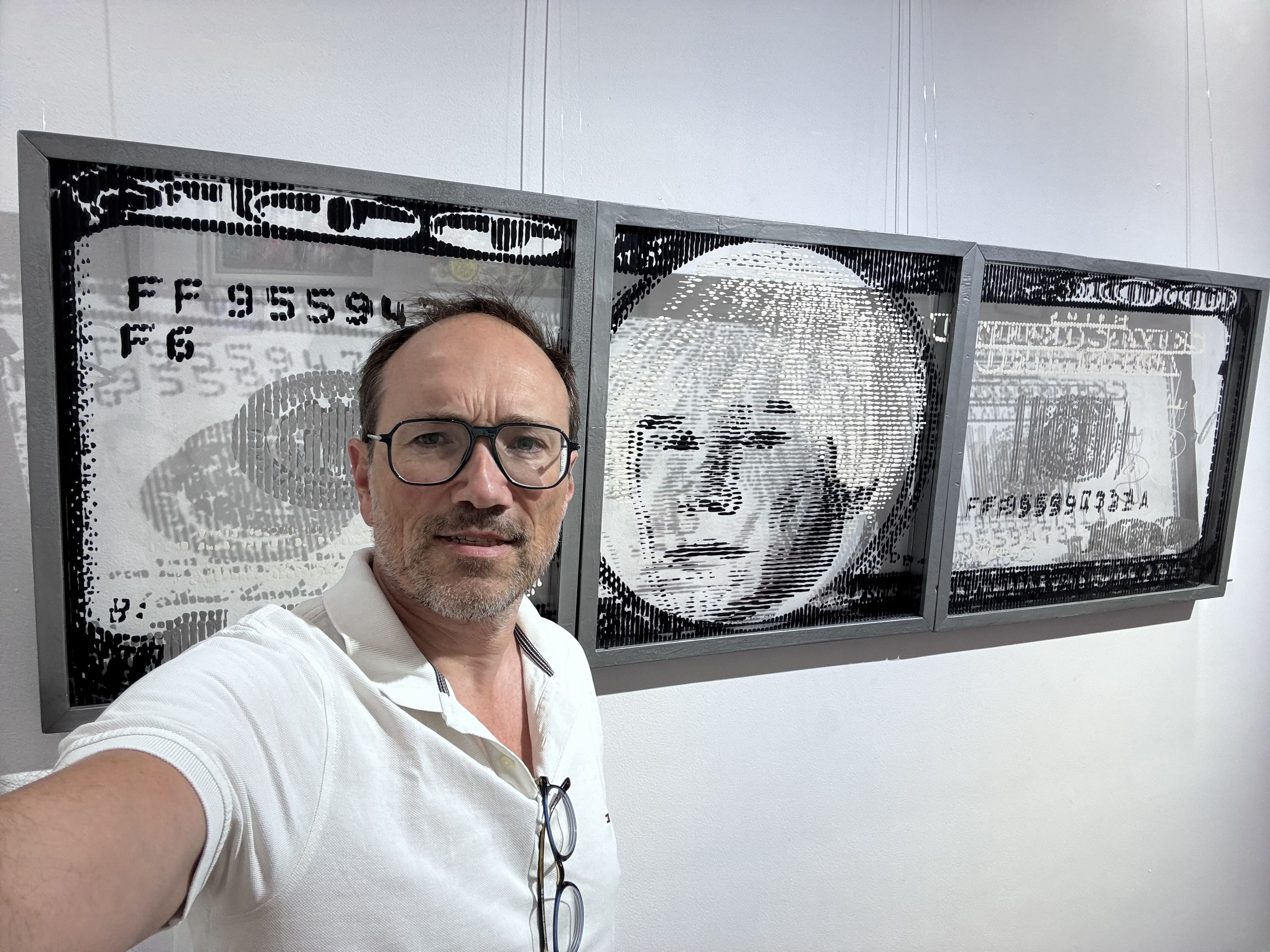 Fabian PhiL devant son triptyque Andy Warhol autour du billet de 100 USD à la Noor Royal Gallery