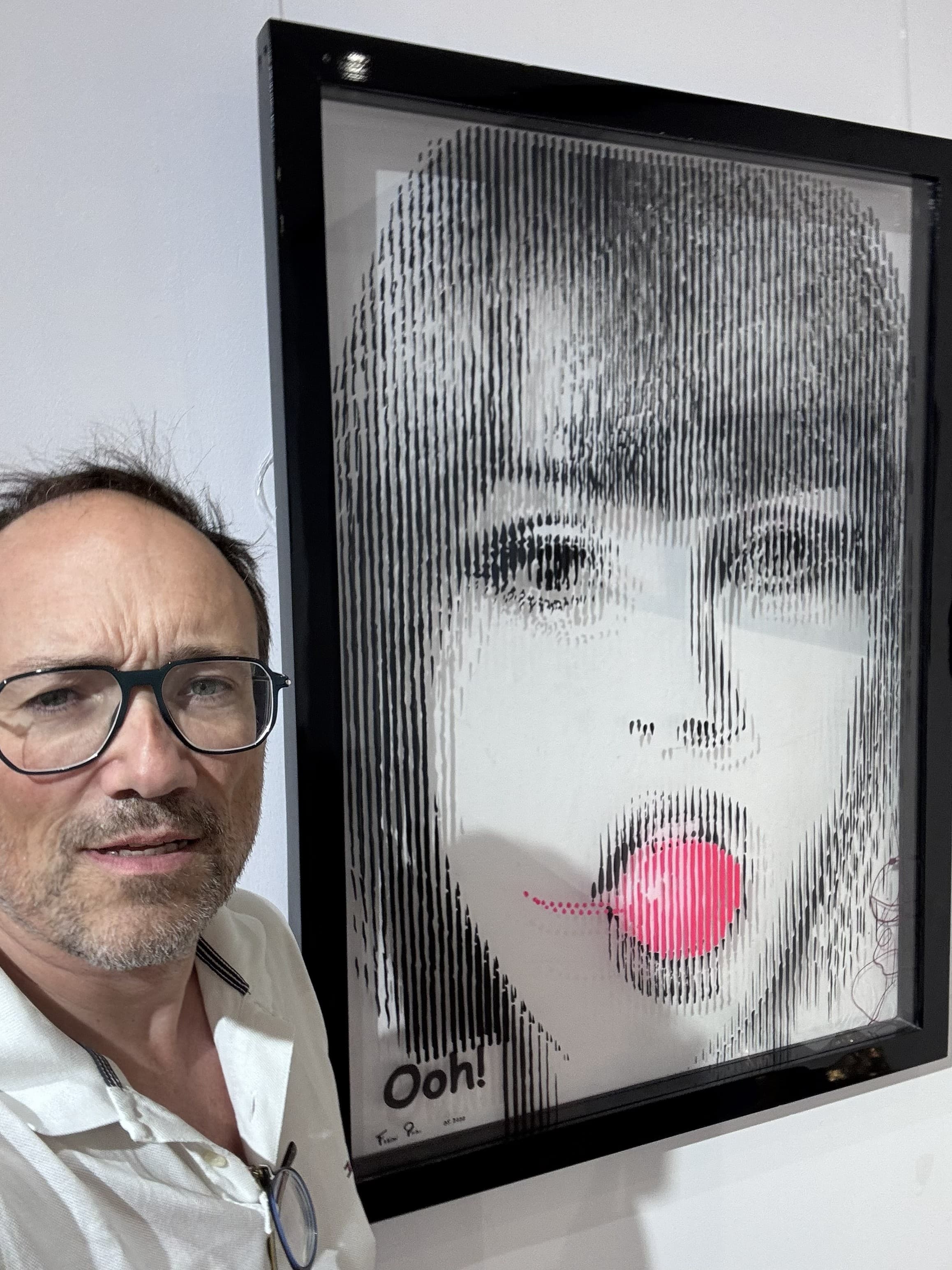 Fabian PhiL à côté de son œuvre Ooh! à la Noor Royal Gallery